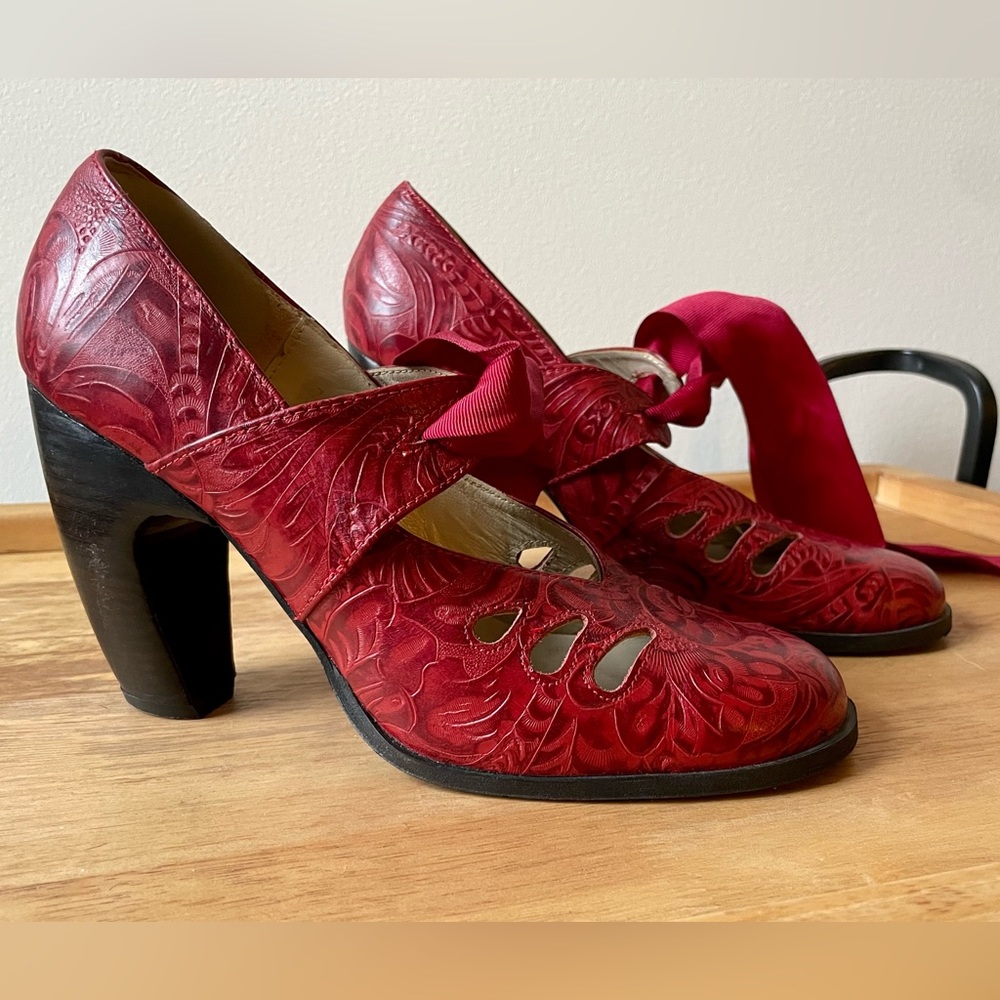 JOHN FLUEVOG vintage Scarlet Romance Ruby Embossed Leather size 8 pumps. RARE